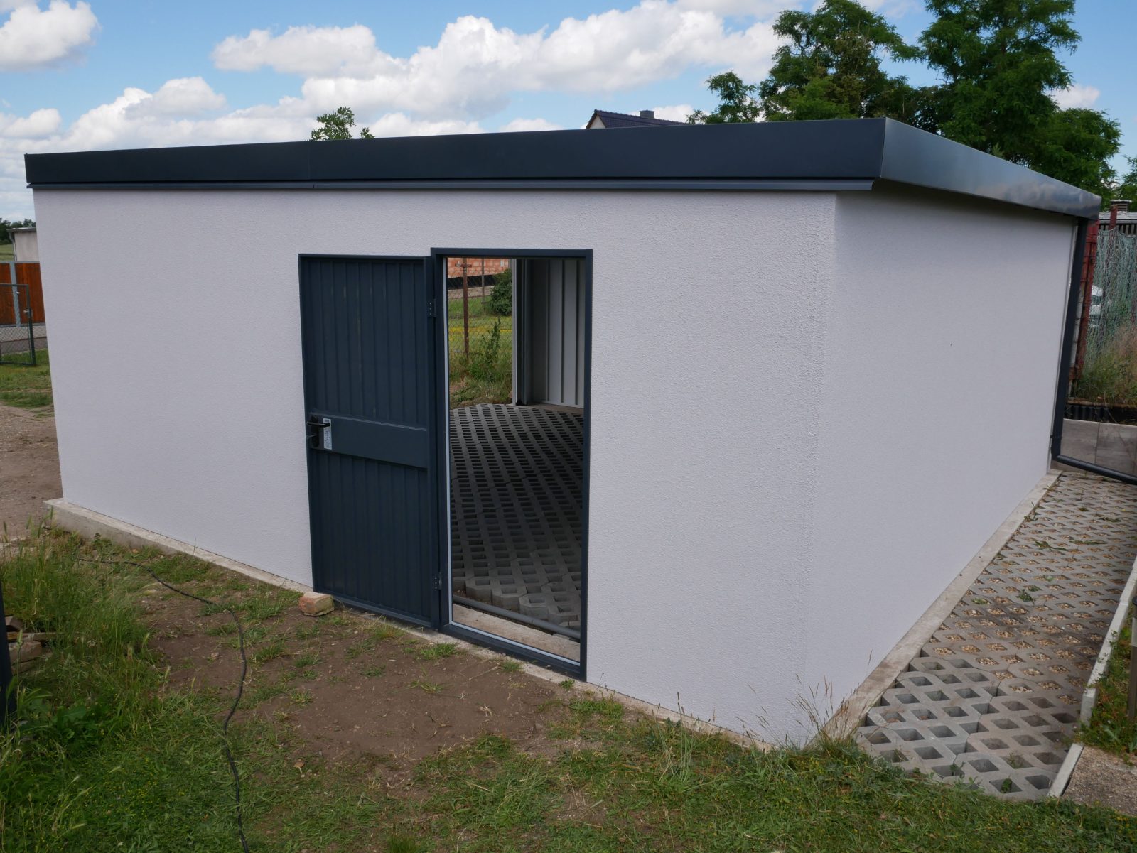 Rückseite mit geöffneter Nebentür