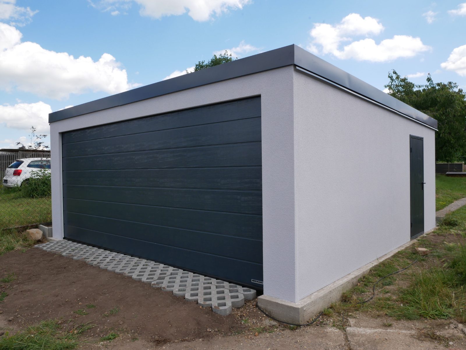 Die Garage im Grundstück