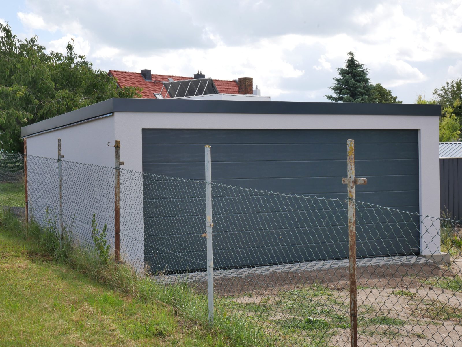 Gesamtansicht vom Nachbargrundstück