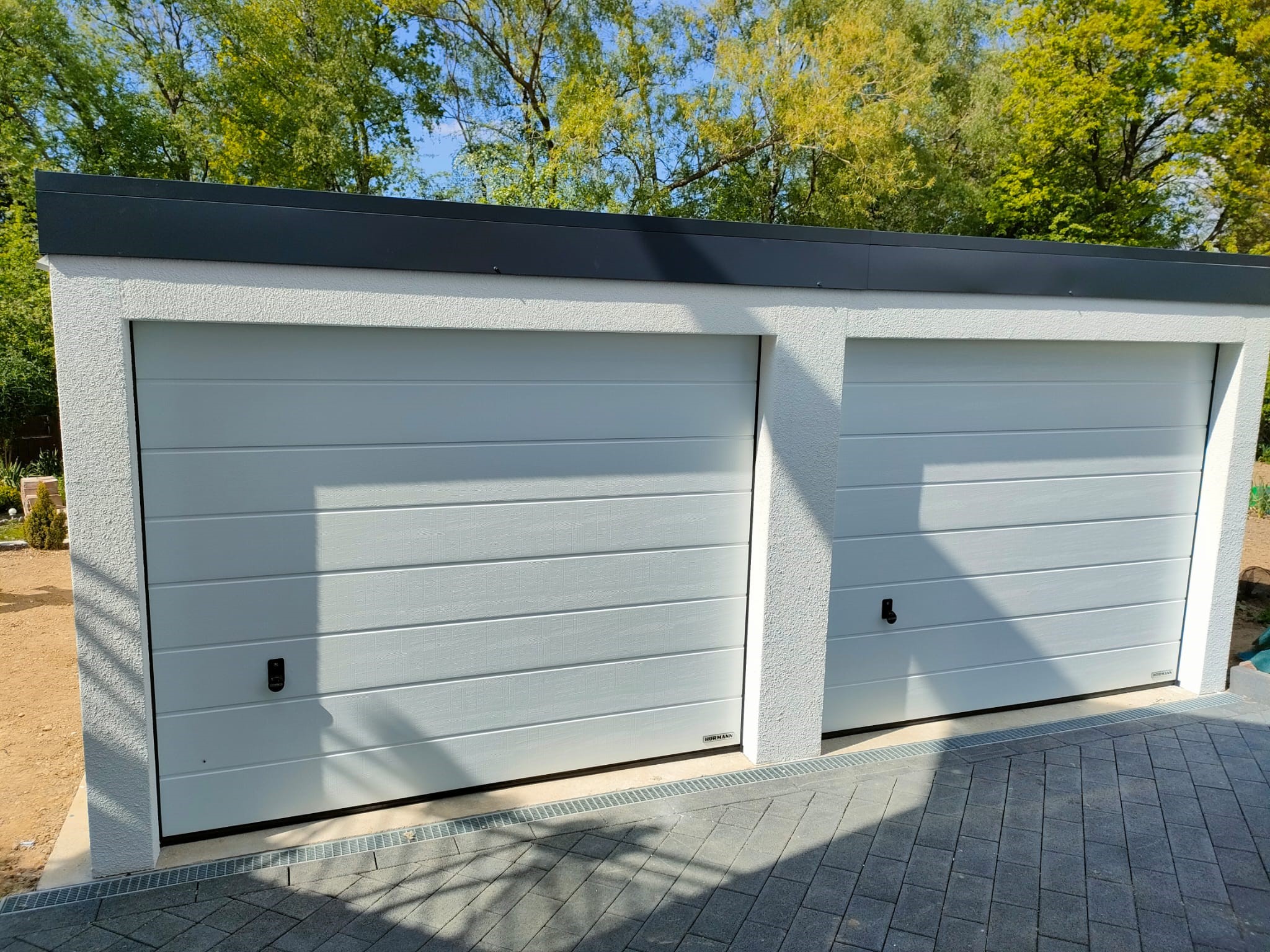 Doppelgarage in Erding – Fertiggarage aus Stahl von RF Garagensysteme