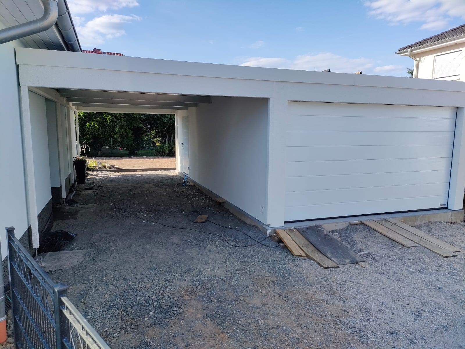 Einzelgarage mit Anbaucarport in Bamberg – Fertiggarage aus Stahl von RF Garagensysteme