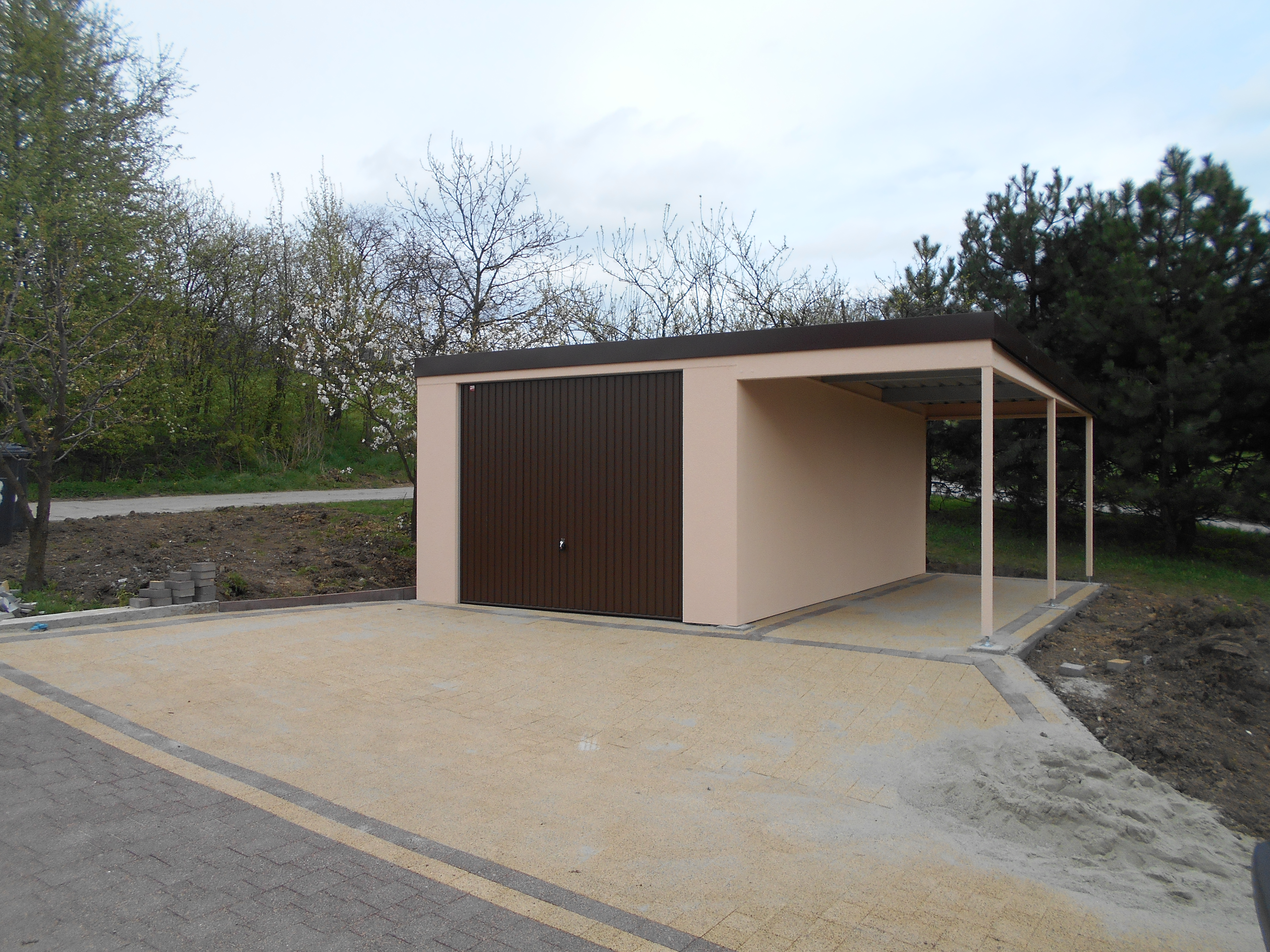 Einzelgarage mit Anbaucarport in Pforzheim – Fertiggarage aus Stahl von RF Garagensysteme