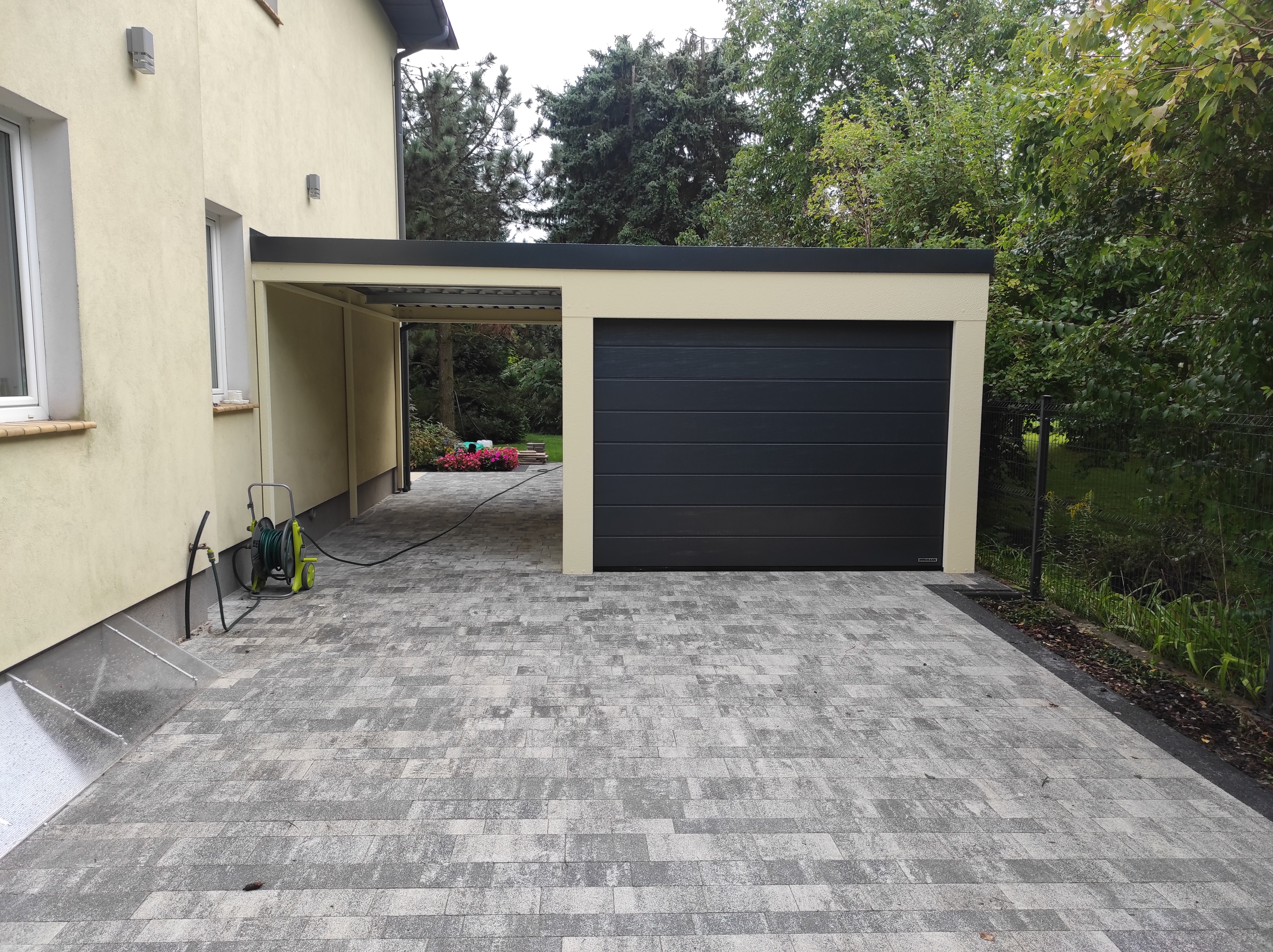 Einzelgarage mit Anbaucarport in Regensburg – Fertiggarage aus Stahl von RF Garagensysteme