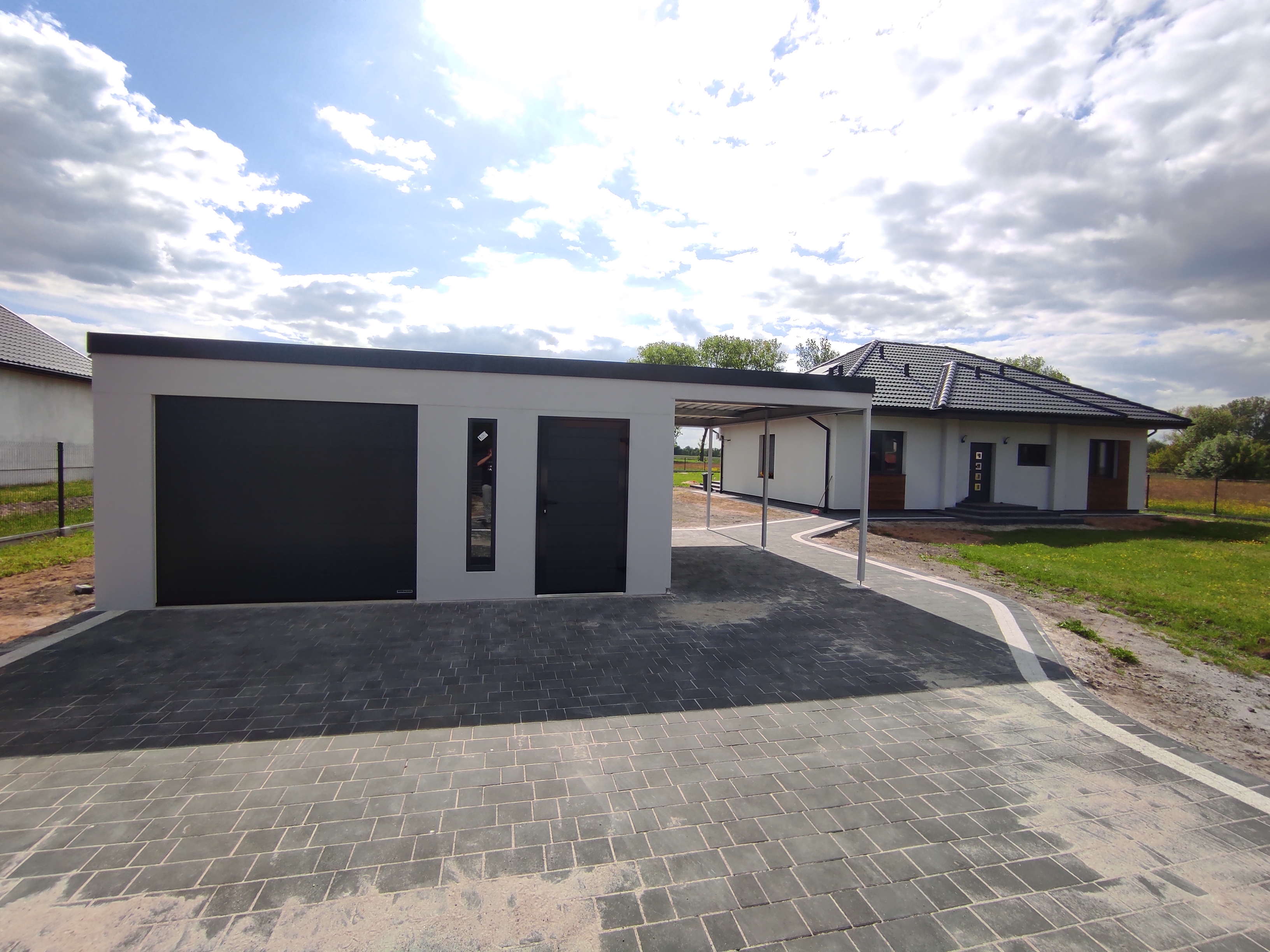 Großraumgarage mit Anbaucarport in Freising – Fertiggarage aus Stahl von RF Garagensysteme