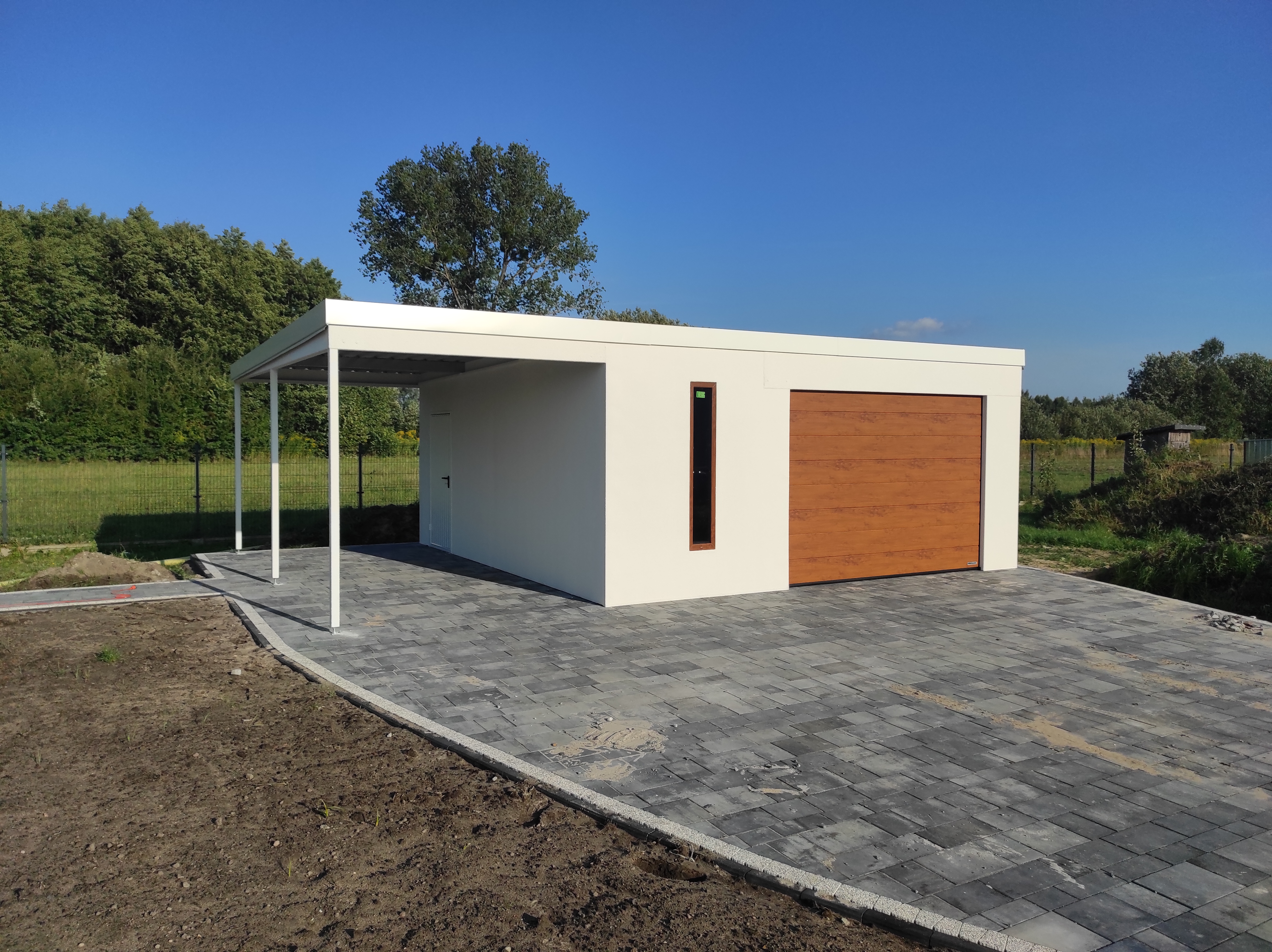 Großraumgarage mit Anbaucarport in Ingolstadt – Fertiggarage aus Stahl von RF Garagensysteme